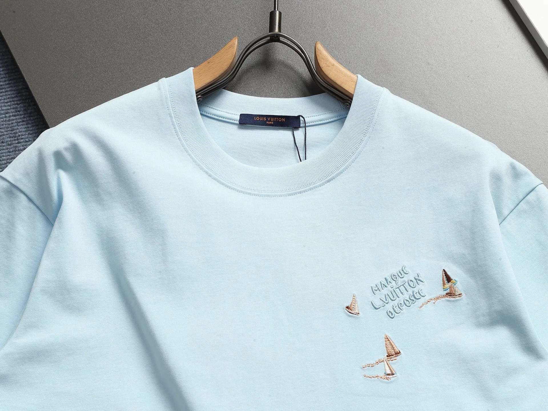 🅿️220 Louis Vuitton/Louis Vuitton High-end craftsmanship 10000 needle embroidery The large sailing ship logo is exquisitely upgraded, inspired by the retro embroidery of the 1980s. The original fabric is the same as the official short-sleeved T-shirt. The fabric is dyed in the same vat. It feels very comfortable. The latest brick cabinet synchronization for spring and summer. Fashionable and personalized. Super versatile and good-looking. It is very suitable for both men and women. A must-have for everyone. Hang tag. Collar label. Washed wheat. Complete with three labels. Color: black, white, blue. Size: S M L XL |